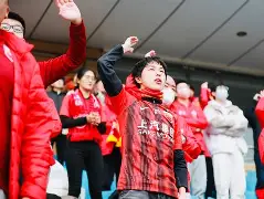 开云官网-上海海港训练开放日;国际比赛日队长鼓劲引欢呼;国王杯在即;更衣室氛围转暖的简单介绍