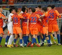 开云官网-上海海港训练开放日;国际比赛日队长鼓劲引欢呼;国王杯在即;更衣室氛围转暖的简单介绍